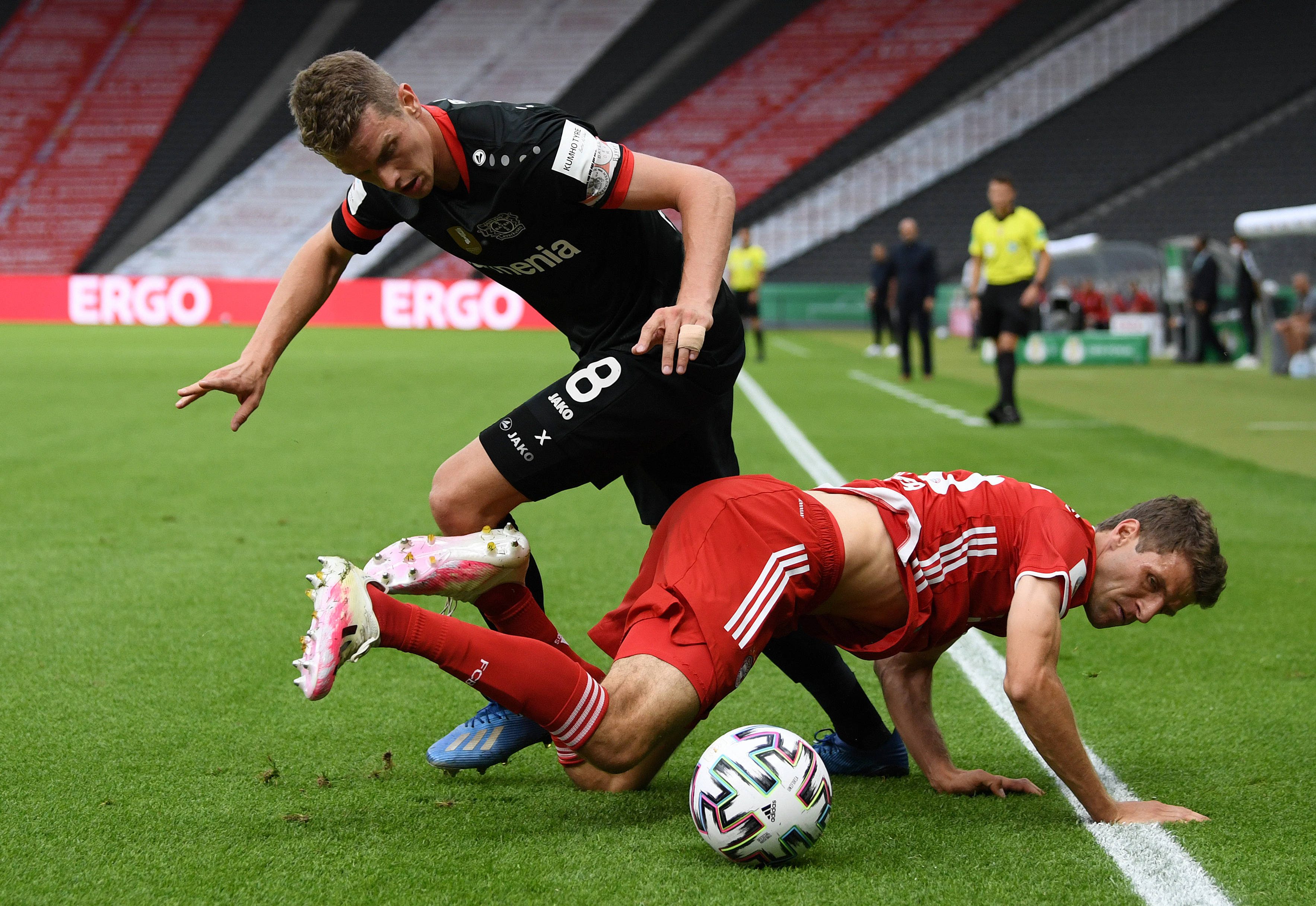 莱万多夫斯基连续三场比赛得分超过高光表现，老鹰挑战极限！